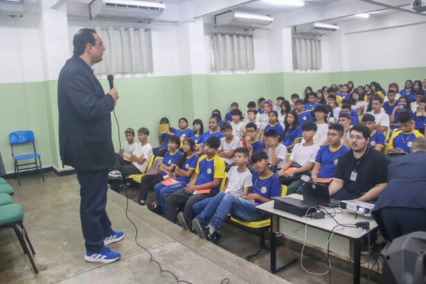 Prefeitura de Manaus e TJ-AM realizam palestra do projeto ‘Esmam vai às escolas’