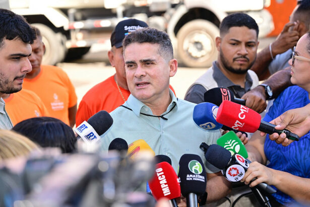 Prefeito David Almeida entrega novos veículos e reforça compromisso com a limpeza urbana e o meio ambiente em Manaus
