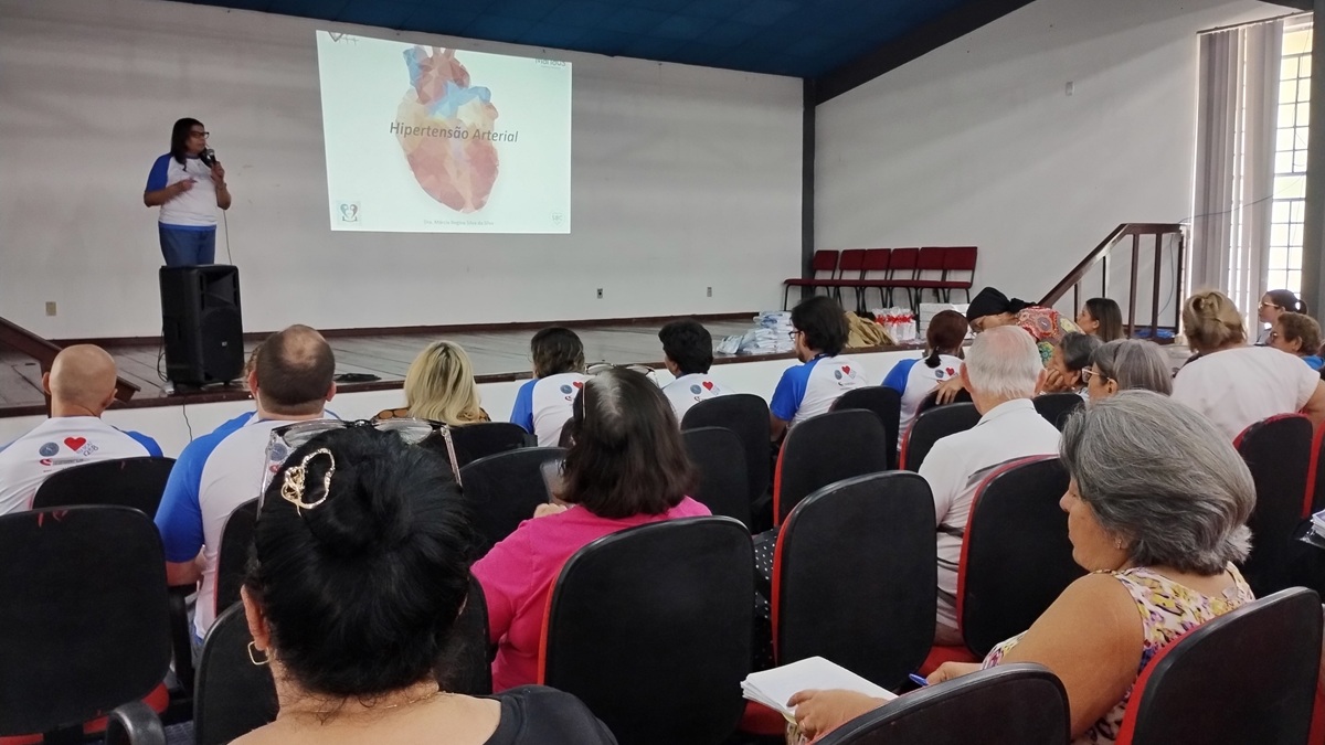Usuários hipertensos recebem orientações sobre autocuidado em curso promovido pela prefeitura