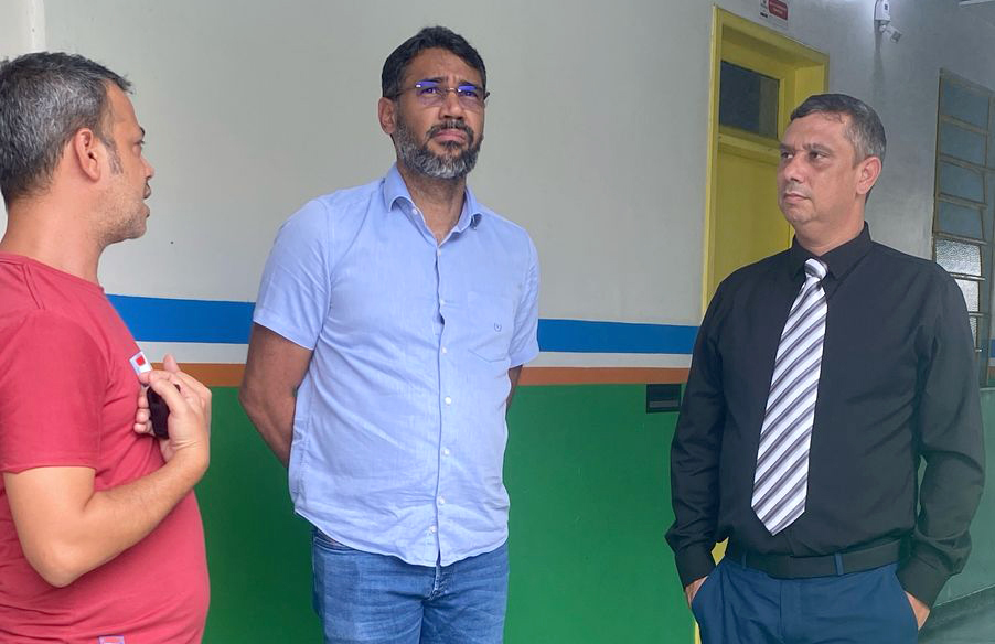 Carlos Pai Amado vistoria escola municipal no bairro São José