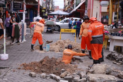 Manutenção em rede de drenagem na rua Henrique Martins