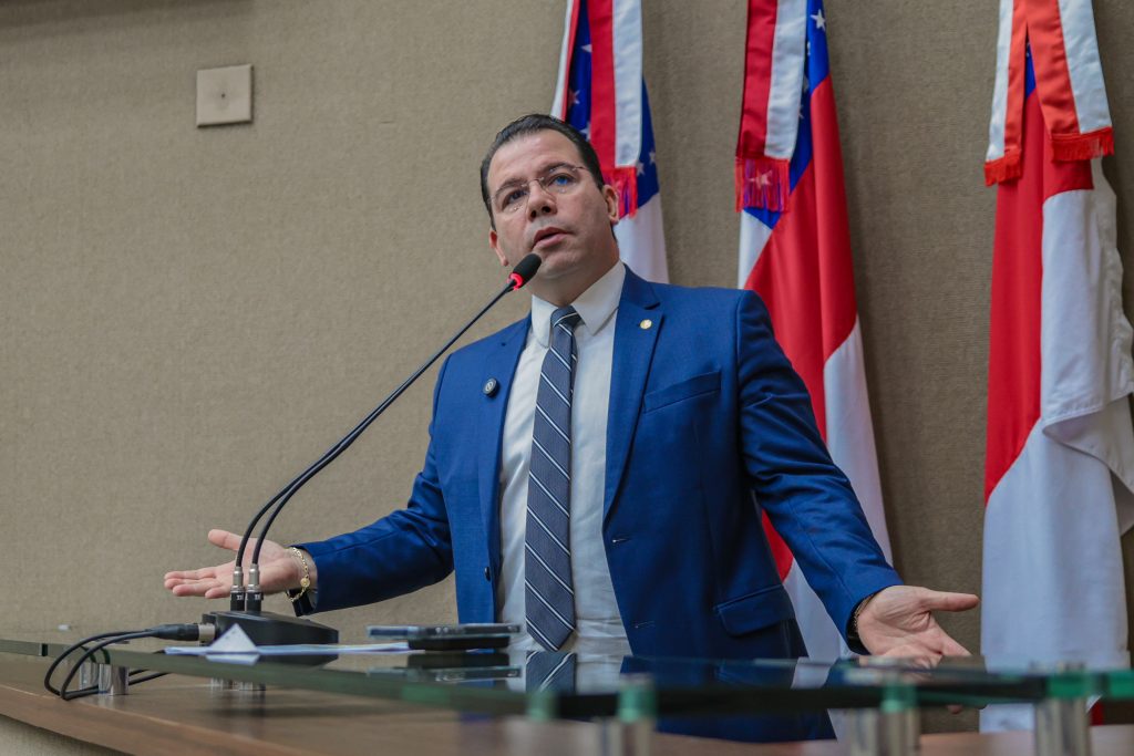 Wilker Barreto solicita restauração urgente do Colégio Amazonense Dom Pedro II: ‘A educação do Amazonas caminha no pódio da vergonha’