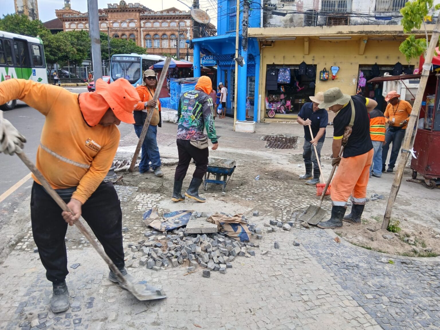 Prefeitura realiza recuperação de calçada com pedras portuguesas