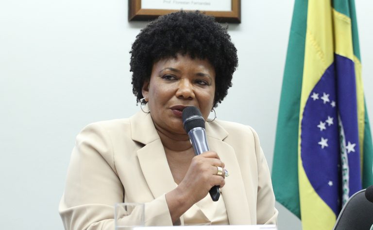 Comissões da Câmara cobram explicações da ministra da Cultura sobre shows feitos no carnaval
