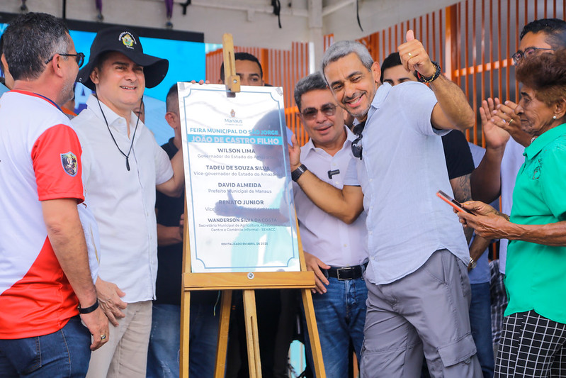 Prefeito David Almeida entrega nova feira municipal no São Jorge