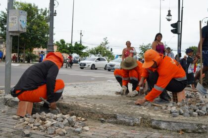 PMM trabalha na praça Tenreiro Aranha com a manutenção da calçada portuguesa