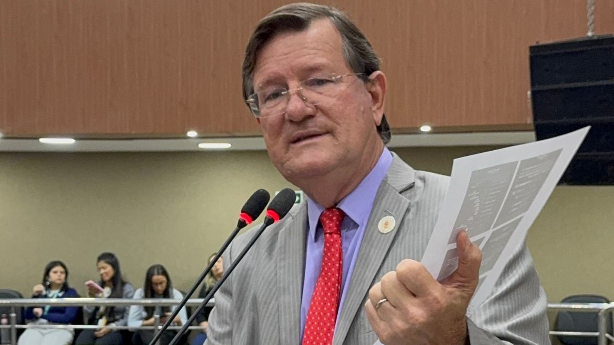 Zé Ricardo ingressa com representação no MP-AM pedindo investigação sobre contratos de pavimentação em Manaus