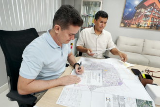 Prefeito David Almeida assina certidões para regularização fundiária de 2.600 lotes da comunidade Rio Piorini