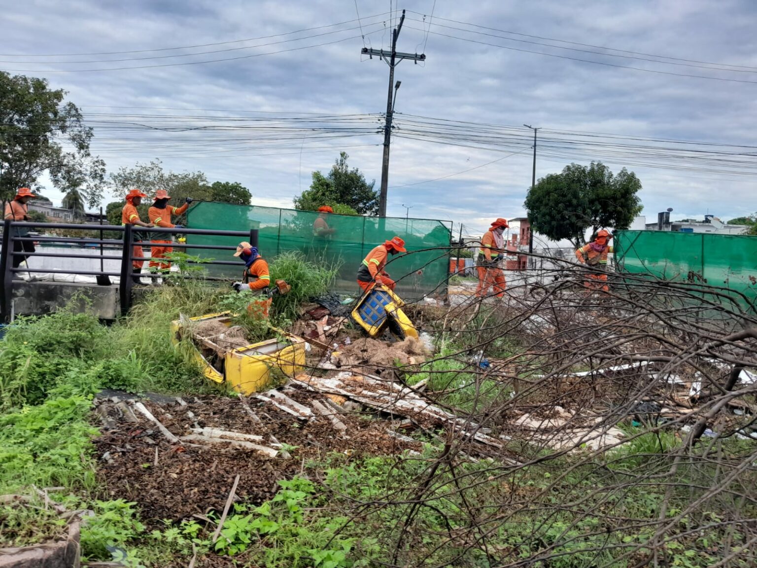 Prefeitura de Manaus retira 50 toneladas de lixo no Alvorada