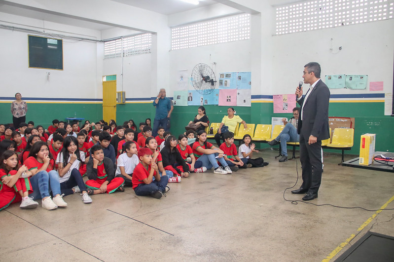 Estudantes participam de palestra sobre bullying e cyberbullying Estudantes participam de palestra sobre bullying e cyberbullying