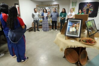 Prefeitura de Manaus inicia exposição ‘Universos Culturais Indígenas Amazônicos’ para alunos da rede municipal