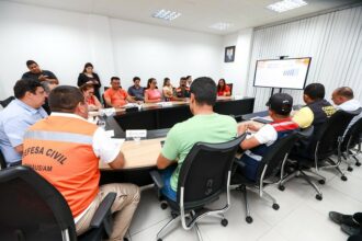 Prefeitura de Manaus realiza reunião de alinhamento para adotar ações de prevenção dos impactos da cheia do rio Negro