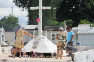 Cemitérios municipais recebem cerca de 200 mil pessoas no Dia das Mães