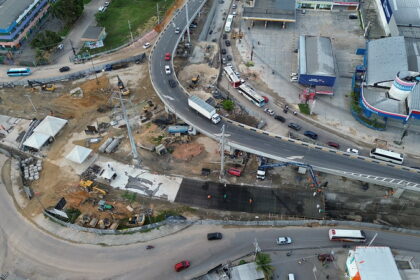 Prefeitura de Manaus concreta a última laje da rotatória do complexo viário Rei Pelé