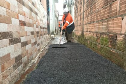 ´Mutirão no Bairro’ da Prefeitura de Manaus recupera becos com asfalto no Alvorada
