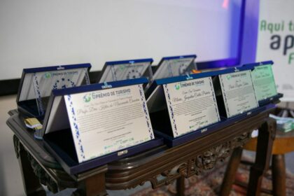 Estudantes e profissionais são homenageados durante 6° Prêmio de Turismo Maria Helena Fonseca da UEA