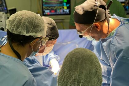 Cirurgia de separação das gêmeas siamesas nascidas no Amazonas é bem-sucedida