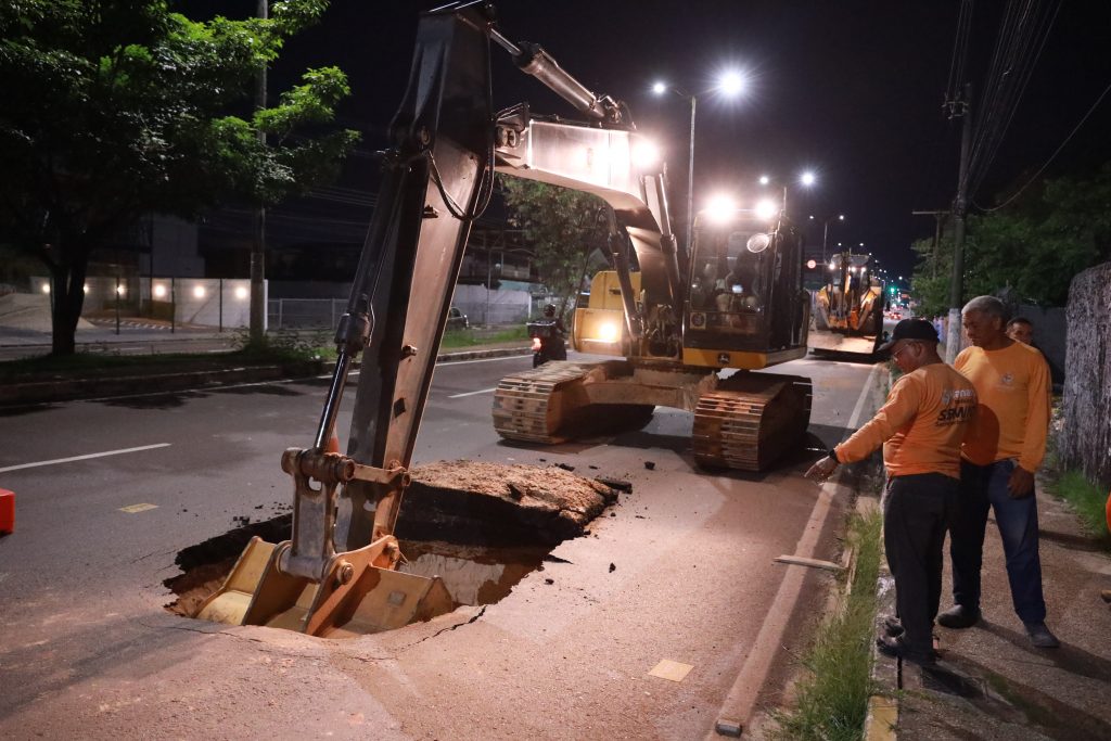 Prefeitura atua em obra emergencial na avenida Constantino Nery na noite de sábado