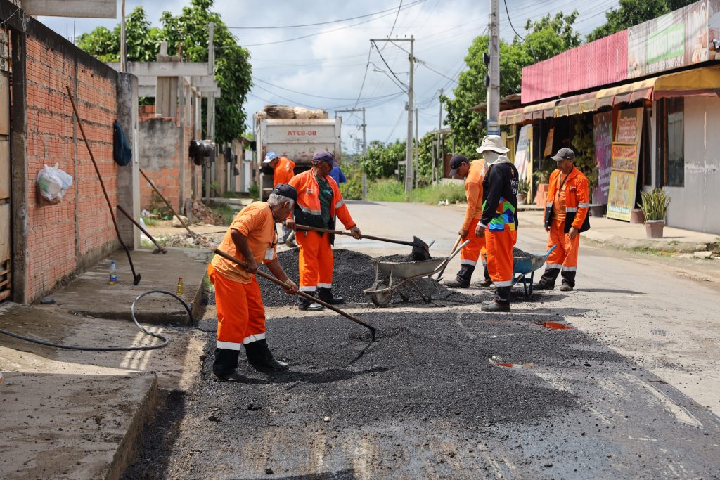 Prefeitura de Manaus realiza recuperação asfáltica na comunidade Paraíso Verde