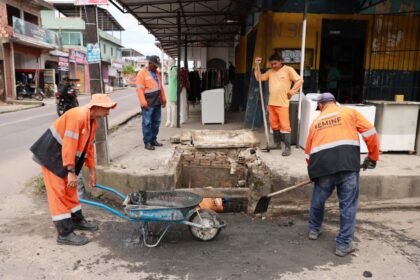 Prefeitura de Manaus realiza desobstrução de caixas coletoras no conjunto João Paulo 2