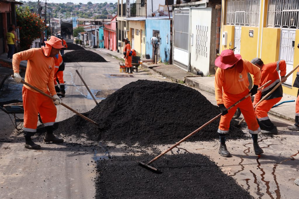 Manutenção asfáltica no bairro Novo Aleixo