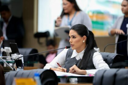 Deputada Mayra Dias cobra retomada urgente do plano de saúde dos profissionais da educação no Amazonas