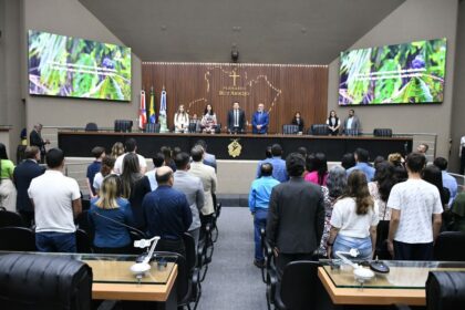 Deputado Cabo Maciel reforça importância da saúde ocular infantil durante Sessão Especial na Aleam  A Assembleia Legislativa do Amazonas (Aleam) realizou na terça-feira Sessão Especial voltada à saúde ocular infantil e ao fortalecimento de políticas públicas voltadas ao diagnóstico precoce de deficiências visuais. A solenidade foi proposta pelos deputados estaduais Cabo Maciel (PL) e Delegado Péricles (PL). O encontro reuniu especialistas em oftalmologia, gestores de saúde, educadores e representantes de entidades civis.  O deputado Cabo Maciel, autor de dois importantes Projetos de Lei sobre o tema — os PLs nº 1174/2023 e nº 858/2023 —, destacou em sua fala a necessidade de atenção à visão das crianças como condição básica para o aprendizado e a qualidade de vida.  Testes para detectar o daltonismo nas escolas públicas