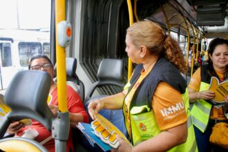 Ação educativa no Terminal de Integração 3 no bairro Cidade Nova