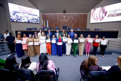 Adjuto Afonso homenageia profissionais da assistência social em Sessão Especial na Aleam