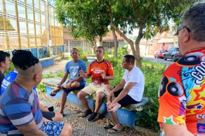 Ao lado de moradores, Carlos Pai Amado percorre ruas do Japiim 2 para levantar demandas da comunidade