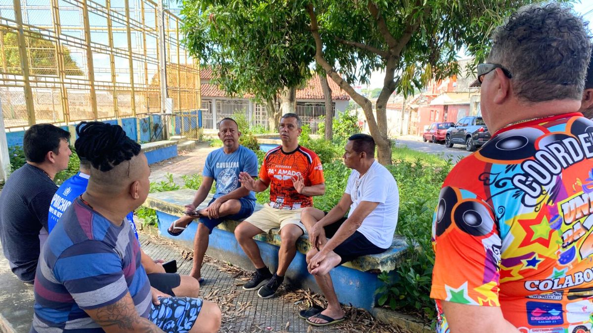 Ao lado de moradores, Carlos Pai Amado percorre ruas do Japiim 2 para levantar demandas da comunidade
