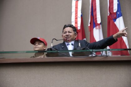 Sinésio Campos homenageia bombeiro mirim Benjamin Noah, que salvou irmã de engasgo