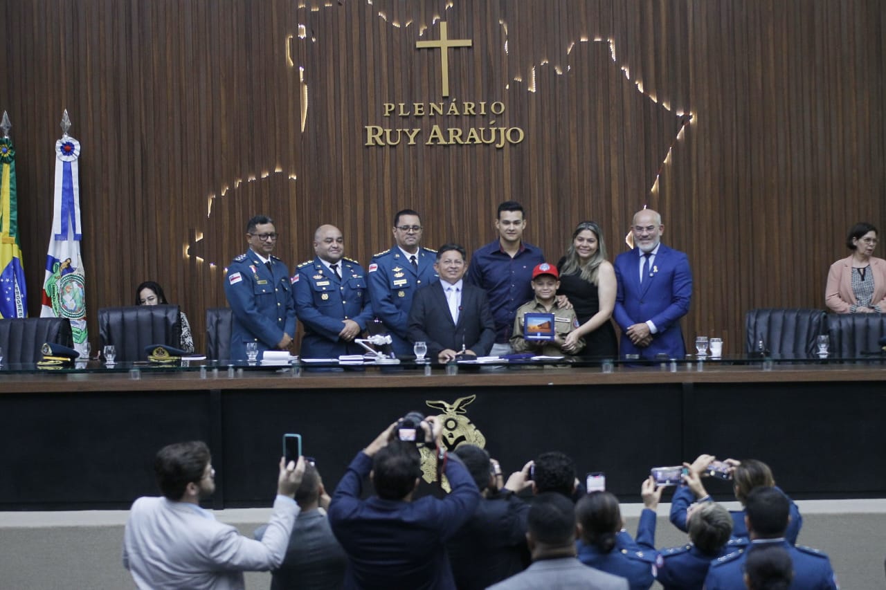 Cessão de Tempo da Assembleia Legislativa do Amazonas homenageia bombeiro mirim que salvou irmã