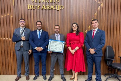 Cristiano D’Angelo concede Título de Cidadão Amazonense ao delegado de Polícia Civil e diretor do Denarc