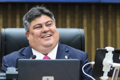 Presidente David Reis anuncia antecipação da primeira parcela do 13º salário dos servidores da CMM