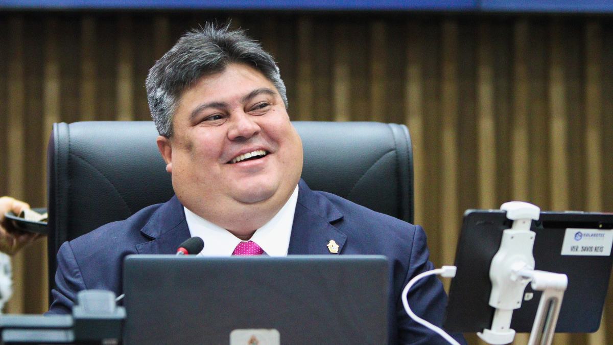 Presidente David Reis anuncia antecipação da primeira parcela do 13º salário dos servidores da CMM