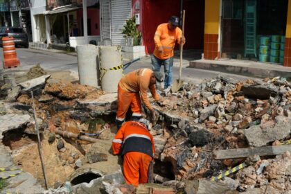 Prefeitura de Manaus atua em via do bairro Petrópolis com manutenção em rede de drenagem profunda
