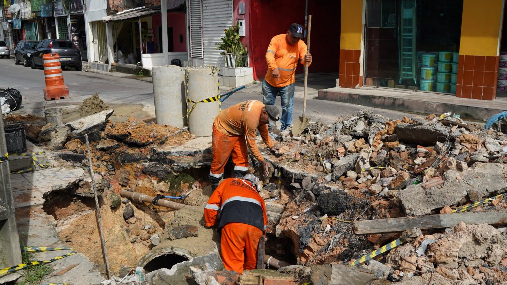 Prefeitura de Manaus atua em via do bairro Petrópolis com manutenção em rede de drenagem profunda