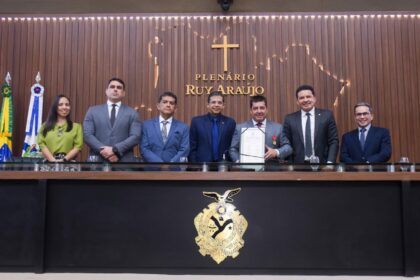 Delegado da PF, Leandro Almada recebe Medalha Ruy Araújo por meio de propositura do deputado João Luiz