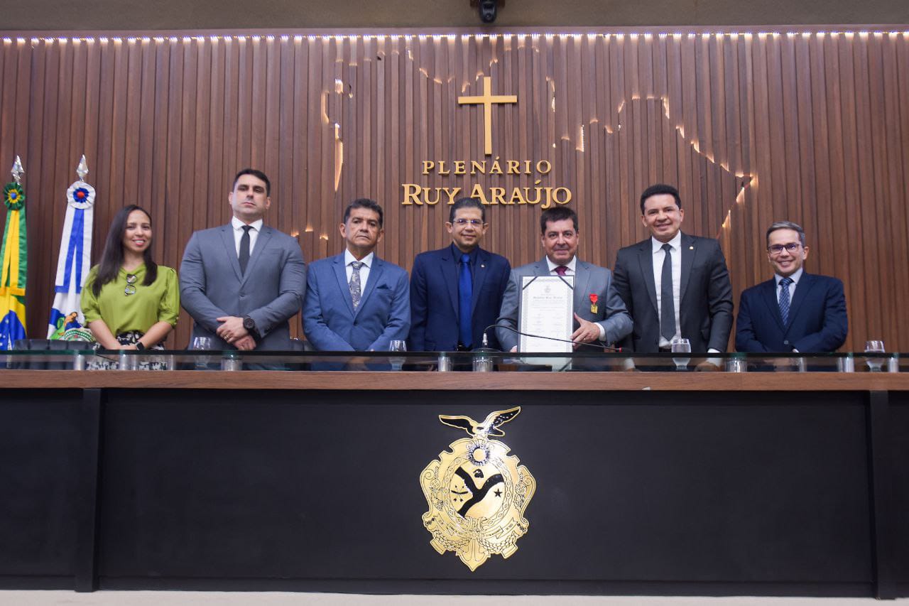 Delegado da PF, Leandro Almada recebe Medalha Ruy Araújo por meio de propositura do deputado João Luiz