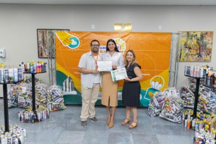 Deputada Mayra Dias entrega três mil aerossóis ao Grupo Raio de Sol, por meio da Comissão de Assistência Social