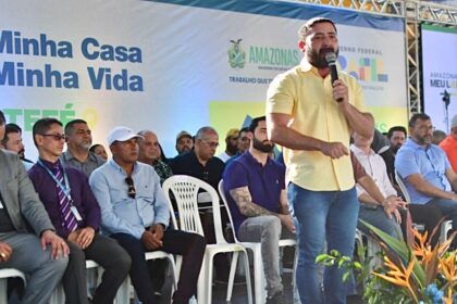 Deputado Carlinhos Bessa acompanha assinatura de contrato para 400 moradias em Tefé e defende prioridade para mulheres chefes de família