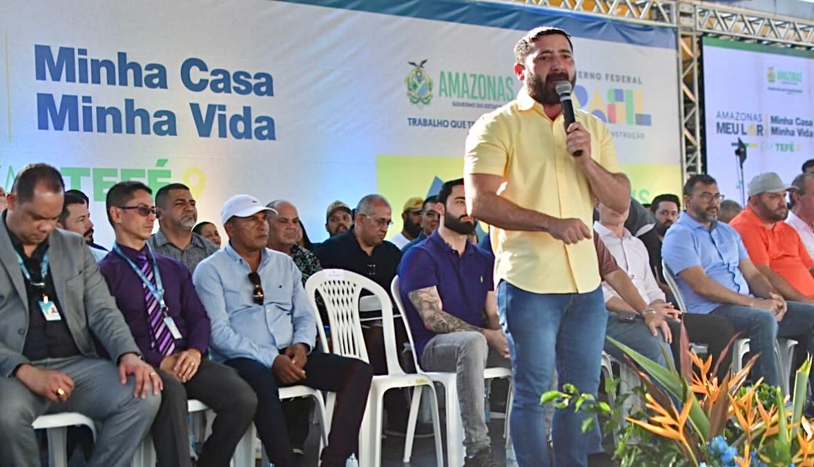 Deputado Carlinhos Bessa acompanha assinatura de contrato para 400 moradias em Tefé e defende prioridade para mulheres chefes de família