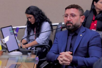 Deputado Carlinhos Bessa critica ausência de pavimentação da BR-319 e aponta facilitação de crimes ambientais