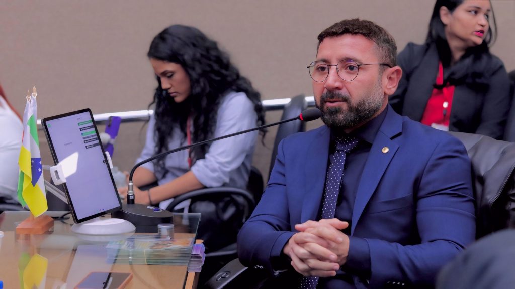 Deputado Carlinhos Bessa critica ausência de pavimentação da BR-319 e aponta facilitação de crimes ambientais Deputado Carlinhos Bessa critica ausência de pavimentação da BR-319 e aponta facilitação de crimes ambientais