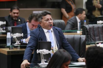 Deputado Sinésio Campos pede apuração sobre discrepância no número de eleitores em Guajará
