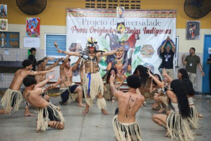 Alunos da EE Rofram Bechior brilham durante apresentações culturais em valorização à cultura indígena
