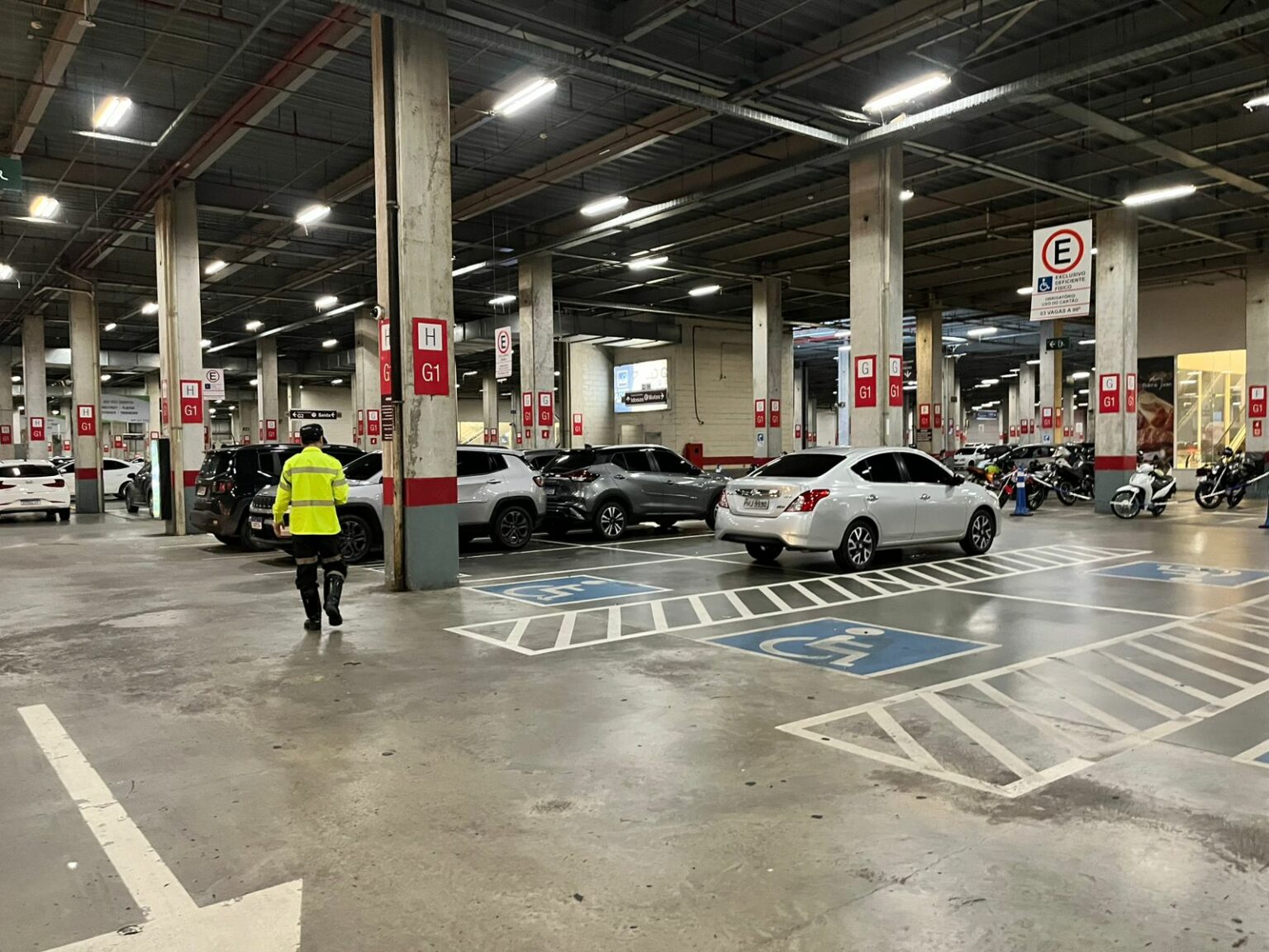 Uso indevido de vagas especiais em shoppings da zona Oeste