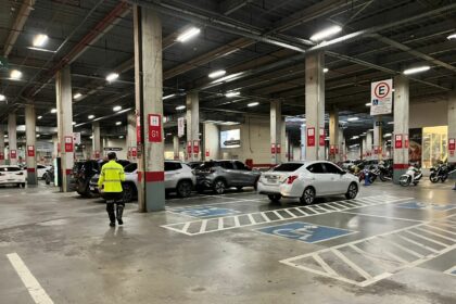 Uso indevido de vagas especiais em shoppings da zona Oeste