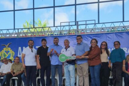 Em Barcelos, Governo do Amazonas entrega 116 documentos rurais a agricultores familiares